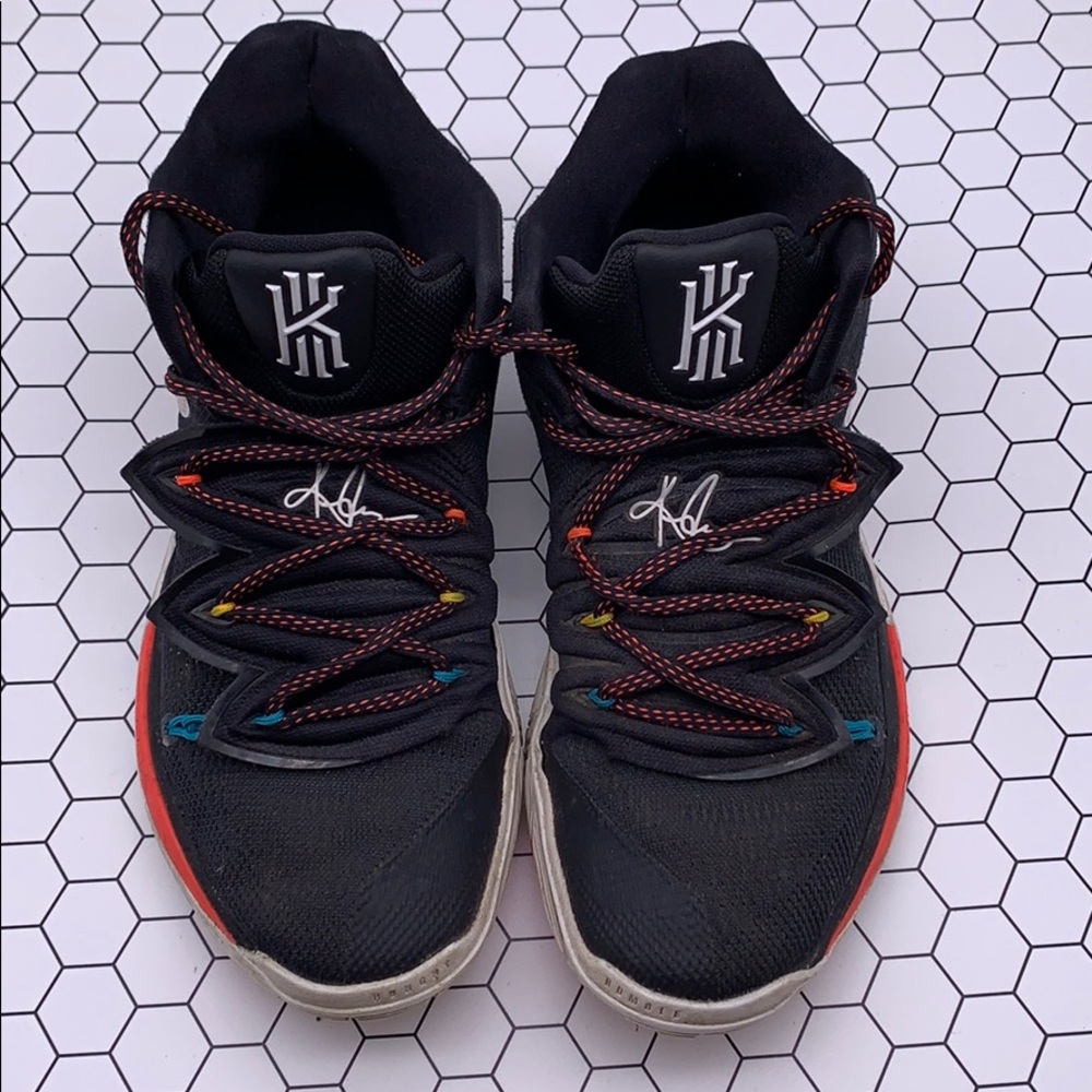 Kyrie Irvin Nike  Friend Edition sneakers size 9.5